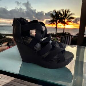 Torrid Black Stretchy platform wedge sandals. Zip up heel. Easy on off. 9.5 Wide
